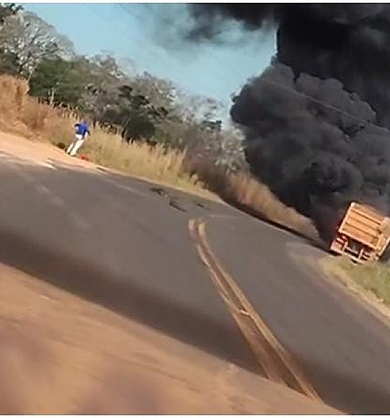 Carreta pega fogo na MT-249, em Nova Mutum