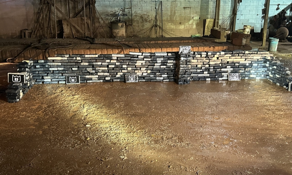 PRF apreende caminhão com mais de 300 tabletes de cocaína em Cuiabá