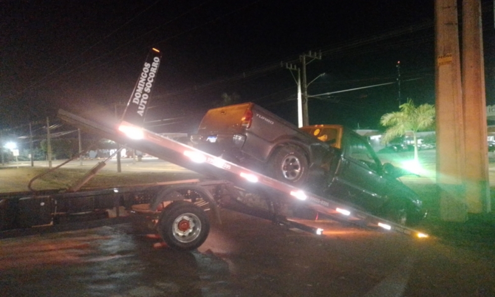 Carro acerta poste em alta velocidade após cruzar rotatória na MT-449