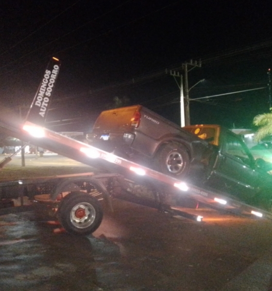 Carro acerta poste em alta velocidade após cruzar rotatória na MT-449