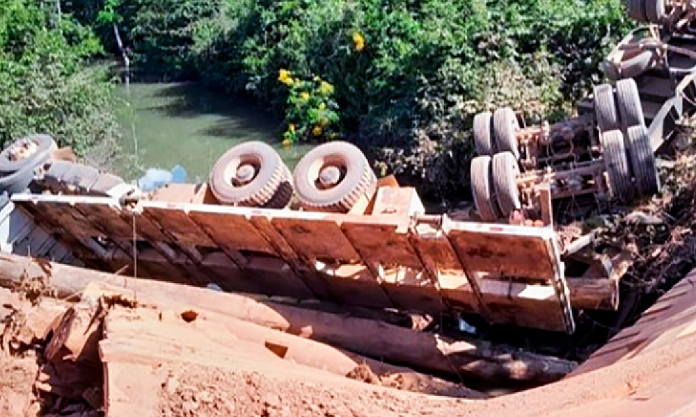 Caminhão tomba após ponte de madeira ceder em Nova Bandeirantes