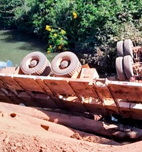 Caminhão tomba após ponte de madeira ceder em Nova Bandeirantes
