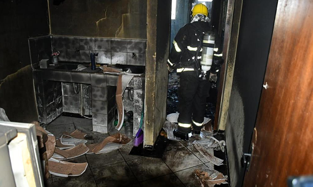 Bombeiros controlam incêndio em quitinete no bairro Parque Universitário em Rondonópolis