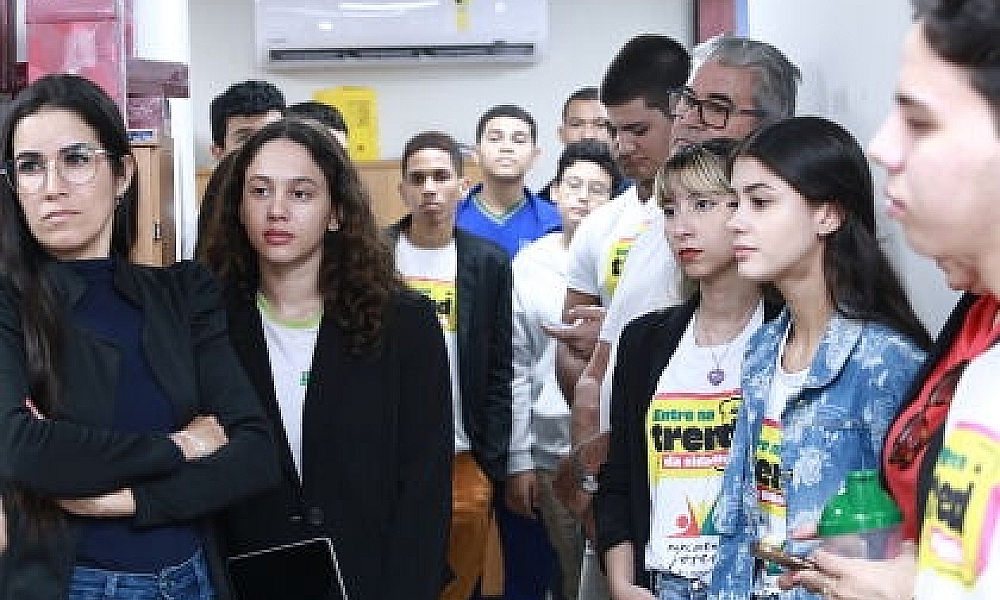 Estudantes do Parlamento Jovem aprendem sobre os caminhos dos projetos de lei em visita à ALMT