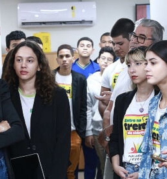 Estudantes do Parlamento Jovem aprendem sobre os caminhos dos projetos de lei em visita à ALMT
