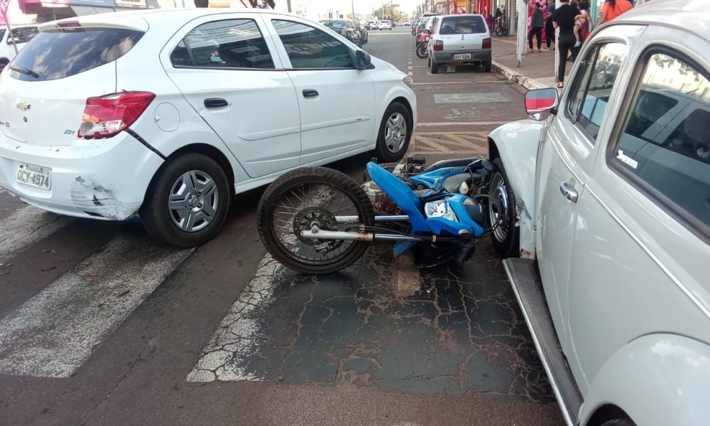 Motociclista adolescente fica ferido após colisão com carro e veículo estacionado em Tangará da Serra