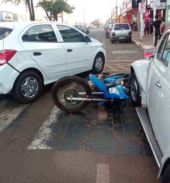 Motociclista adolescente fica ferido após colisão com carro e veículo estacionado em Tangará da Serra