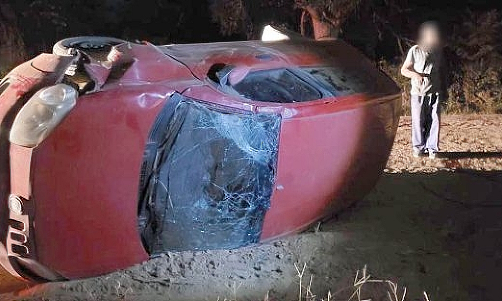 Carro capota, derruba poste e deixa fios de alta tensão sobre a pista em Alta Floresta