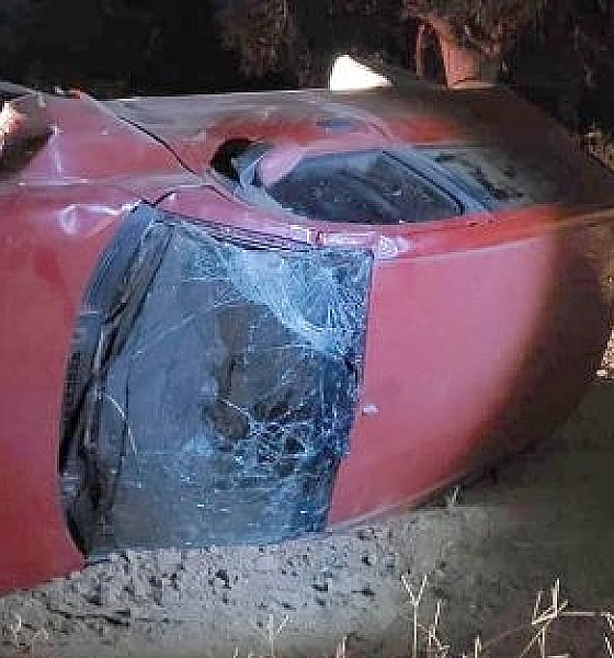 Carro capota, derruba poste e deixa fios de alta tensão sobre a pista em Alta Floresta