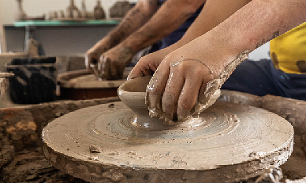 Oficina de cerâmica transforma barro em arte no Museu do Rio e encanta visitantes