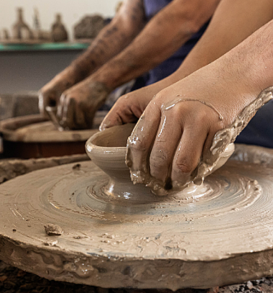 Oficina de cerâmica transforma barro em arte no Museu do Rio e encanta visitantes