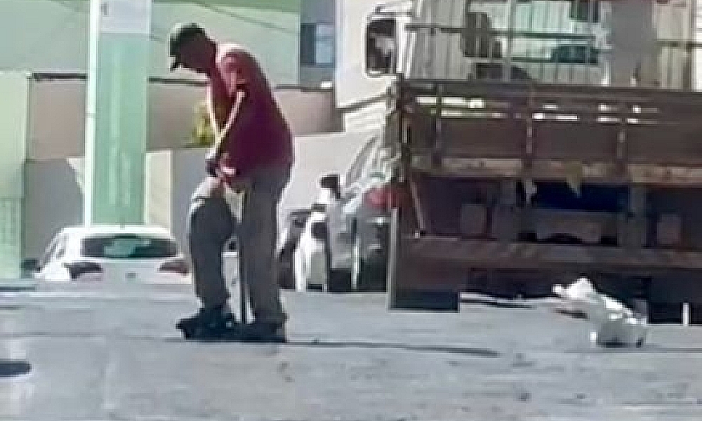 Homem usa pé pra compactar asfalto e vereador fará denúncia