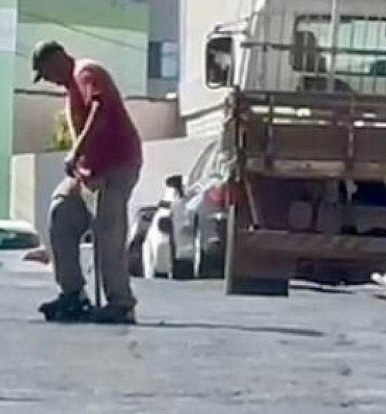 Homem usa pé pra compactar asfalto e vereador fará denúncia