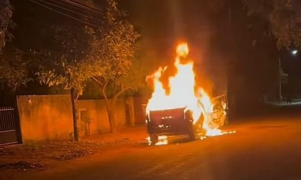 Carro pega fogo em bairro de Alta Floresta durante a madrugada