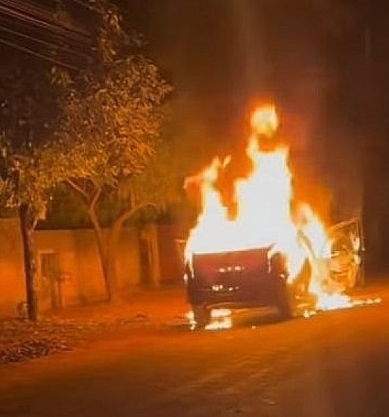 Carro pega fogo em bairro de Alta Floresta durante a madrugada