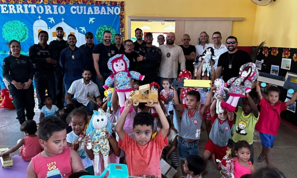 Brinquedos confeccionados por reeducandos são doados a crianças em Cuiabá