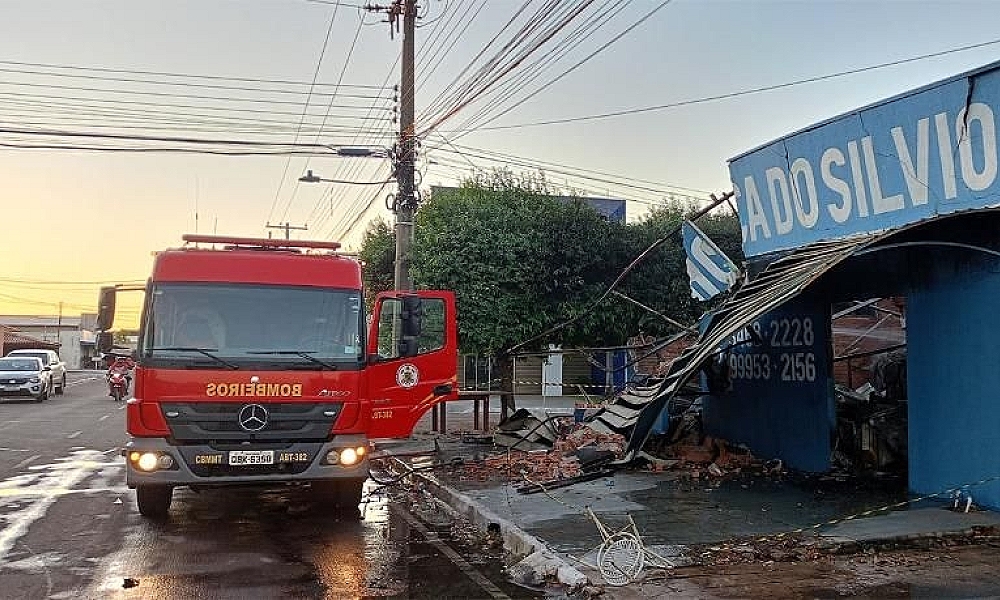 Incêndio de grande porte destrói loja de eletrônicos em Água Boa