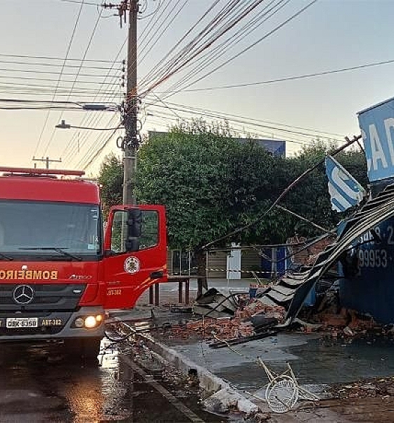 Incêndio de grande porte destrói loja de eletrônicos em Água Boa