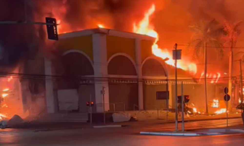 Incêndio de grandes proporções destrói o Shopping Popular; vídeos