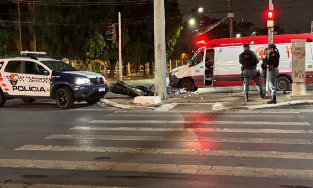 Motociclista morre ao colidir com poste na avenida Fernando Corrêa, em Cuiabá
