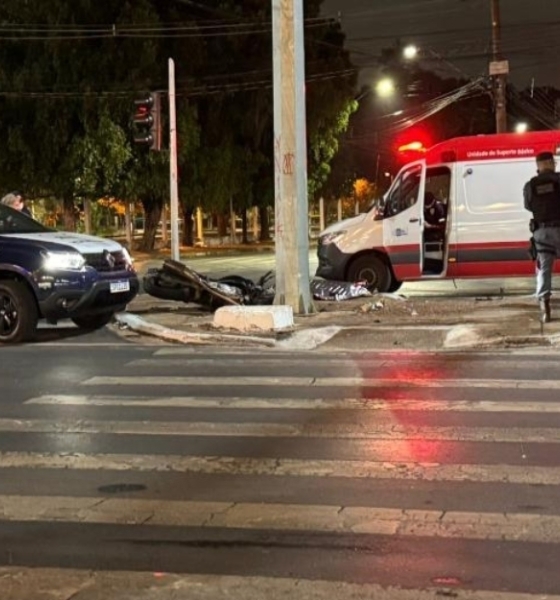 Motociclista morre ao colidir com poste na avenida Fernando Corrêa, em Cuiabá