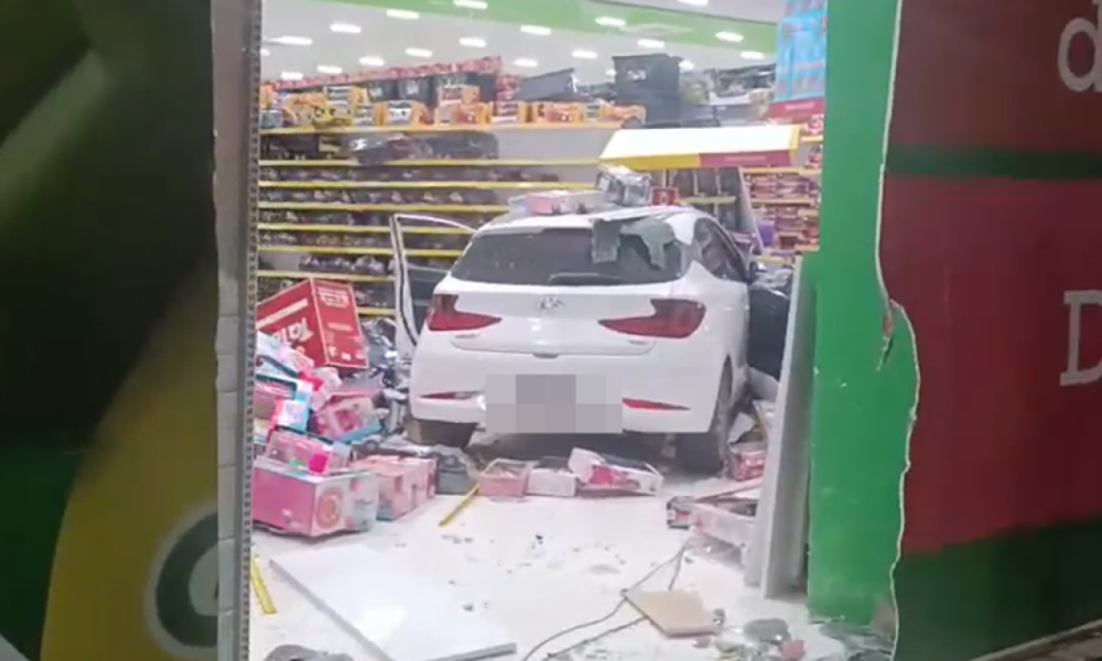 Mulher perde o controle do carro e destrói fachada de loja em Rondonópolis