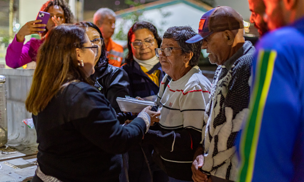 Prefeitura distribui cobertores e marmitas durante frente fria em Cuiabá