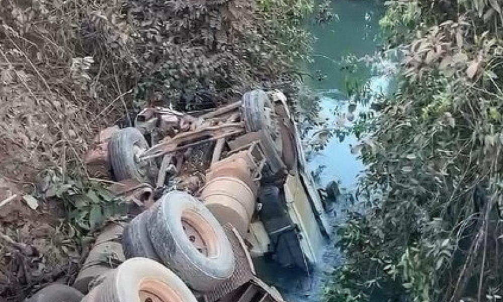 Caminhão despenca de ponte e motorista morre no interior de Sorriso