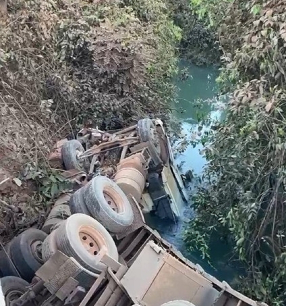Caminhão despenca de ponte e motorista morre no interior de Sorriso