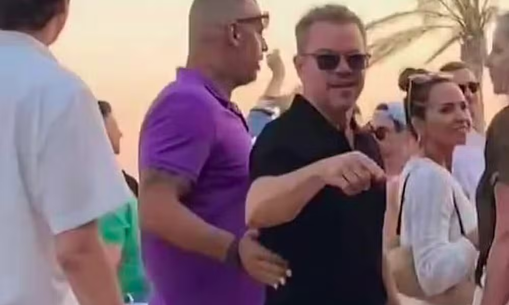 MATT DAMON E ESPOSA SÃO RETIRADOS ÀS PRESSAS DE BAR DE PRAIA NA GRÉCIA APÓS AMEAÇA DE BOMBA