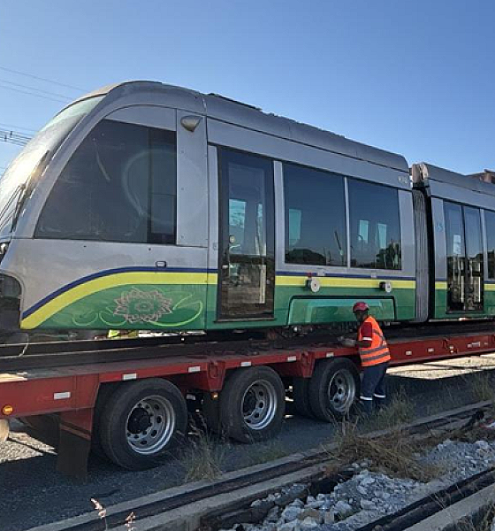 Últimos vagões do VLT são transferidos pelo Governo da Bahia