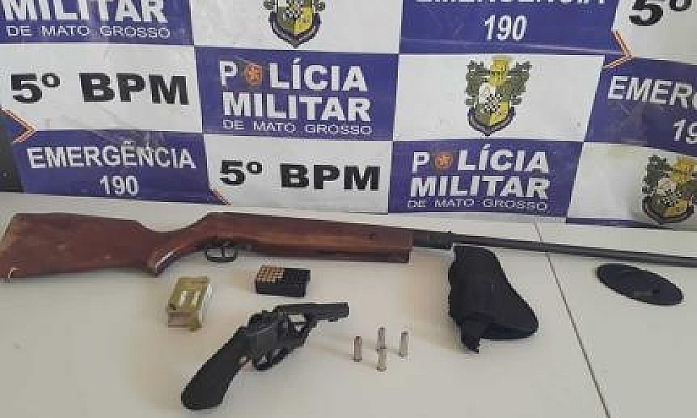 Casal é preso com armas de fogo e munições em residência