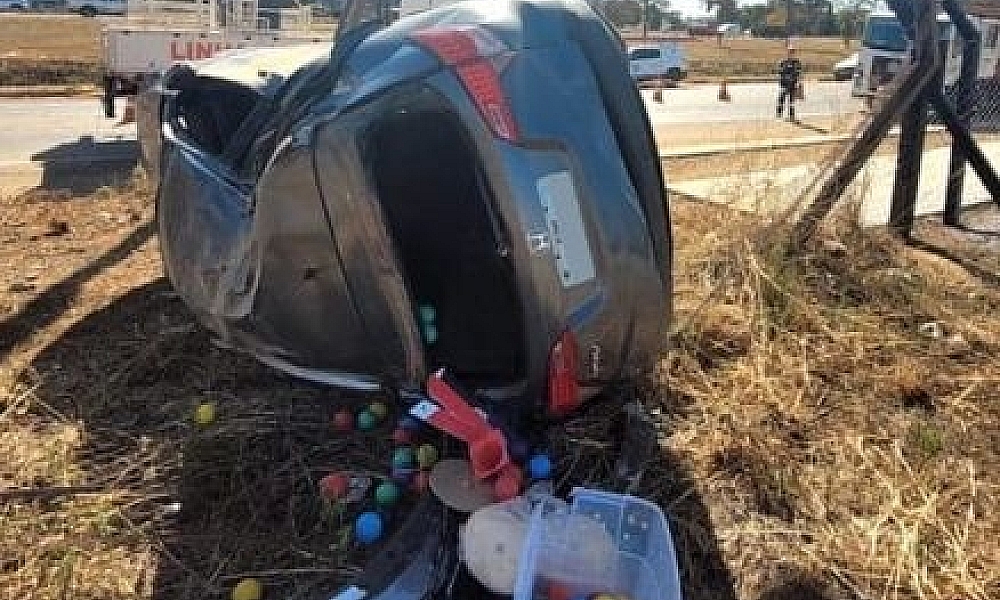 Funcionários de lava-jato capotam HRV de cliente em MT