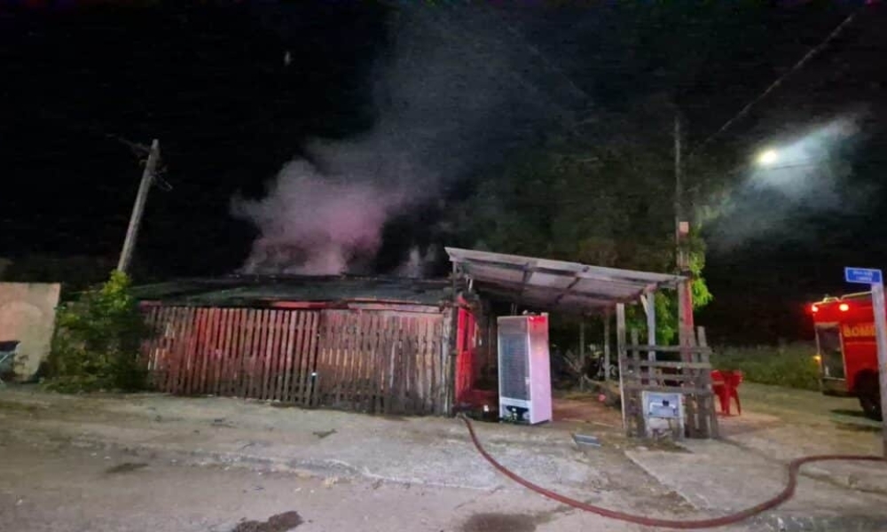 Homem incendeia casa da ex-companheira após agressão em Sinop