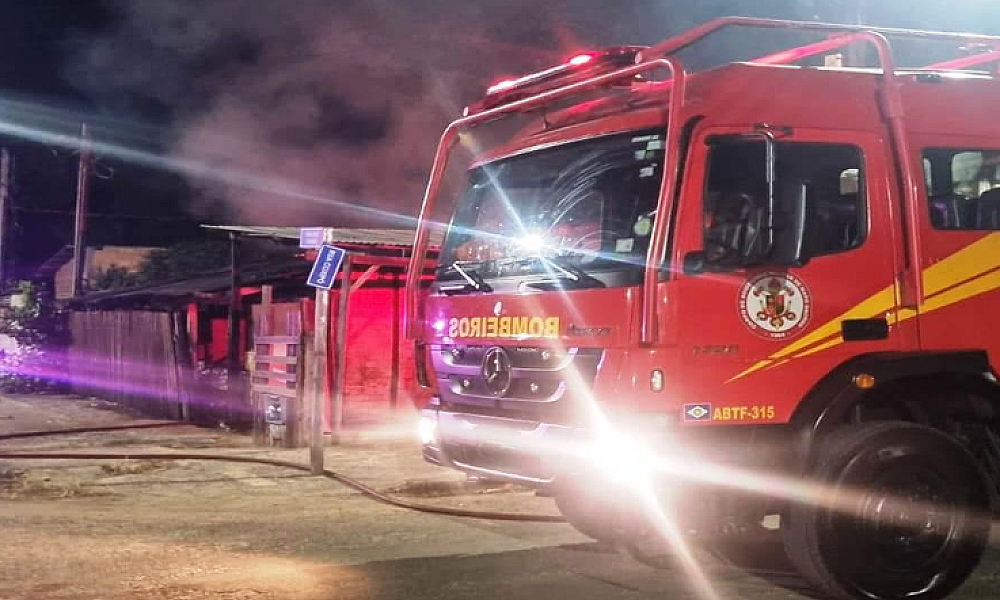 Corpo de Bombeiros combate incêndio em residência de Sinop durante a madrugada