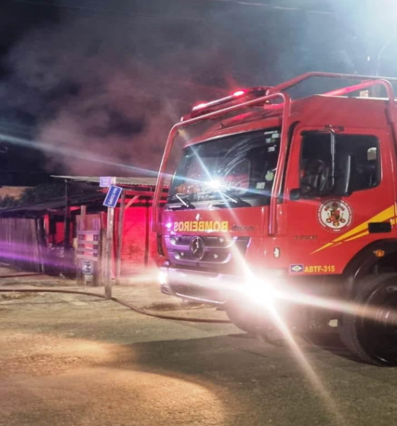 Corpo de Bombeiros combate incêndio em residência de Sinop durante a madrugada
