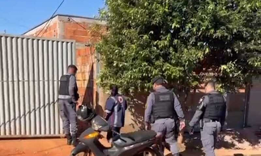 Homem monitorado por tornozeleira é executado a tiros dentro de casa em Rondonópolis