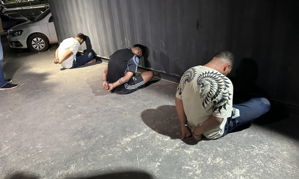 Trio é preso após perseguição e colisão em posto de combustíveis no CPA III, em Cuiabá