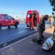 Corpo de Bombeiros socorre vtimas aps coliso de carro em poste em Cuiab