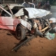 Carro bate em nibus e famlia  lanada para fora do veculo 