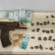 Pol�cia Militar prende duas pessoas por tr�fico de drogas e apreende submetralhadora
