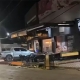 Motorista bbado dorme e invade centro comercial com caminhonete Hilux