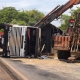Corpo de Bombeiros realiza limpeza de pista aps destombamento de carreta
