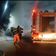 Equipe do Corpo de Bombeiros combate incndio em camionete