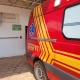 Corpo de Bombeiros socorre vtima de acidente de trnsito envolvendo carreta e carro de passeio