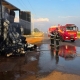 Corpo de Bombeiros combate incndio em fardos de algodo transportados por carreta