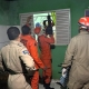 Bombeiros resgatam homem que ficou preso em janela de casa