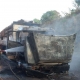 Corpo de Bombeiros Militar combate incndio em carreta que transportava madeira