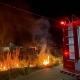 Corpo de Bombeiros combate incndio em vegetao de terreno urbano
