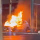 Carro pega fogo e � destru�do por chamas na Fernando Corr�a, em Cuiab�